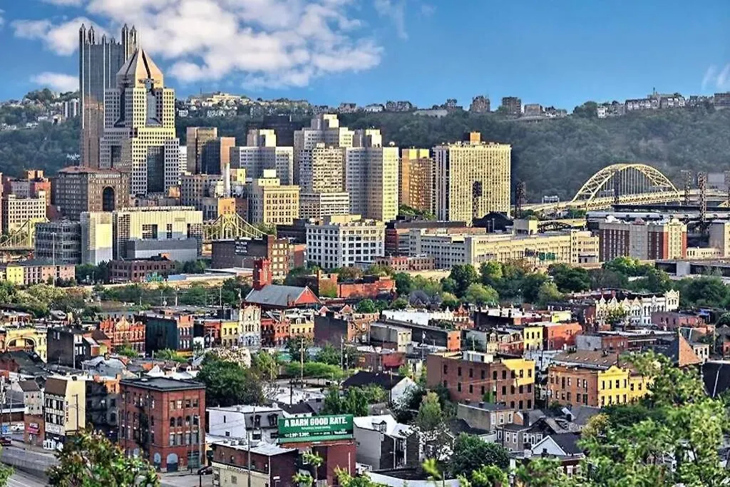 Family-Friendly 4Br Retreat Sleeps 12, Private Yard, Garage, Close To Stadiums, Casino & Downtown ピッツバーグ
