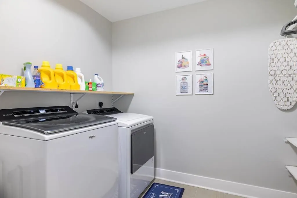 Family-Friendly 4Br Retreat Sleeps 12, Private Yard, Garage, Close To Stadiums, Casino & Downtown ピッツバーグ 別荘