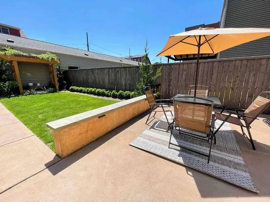 Family-Friendly 4Br Retreat Sleeps 12, Private Yard, Garage, Close To Stadiums, Casino & Downtown ピッツバーグ 別荘