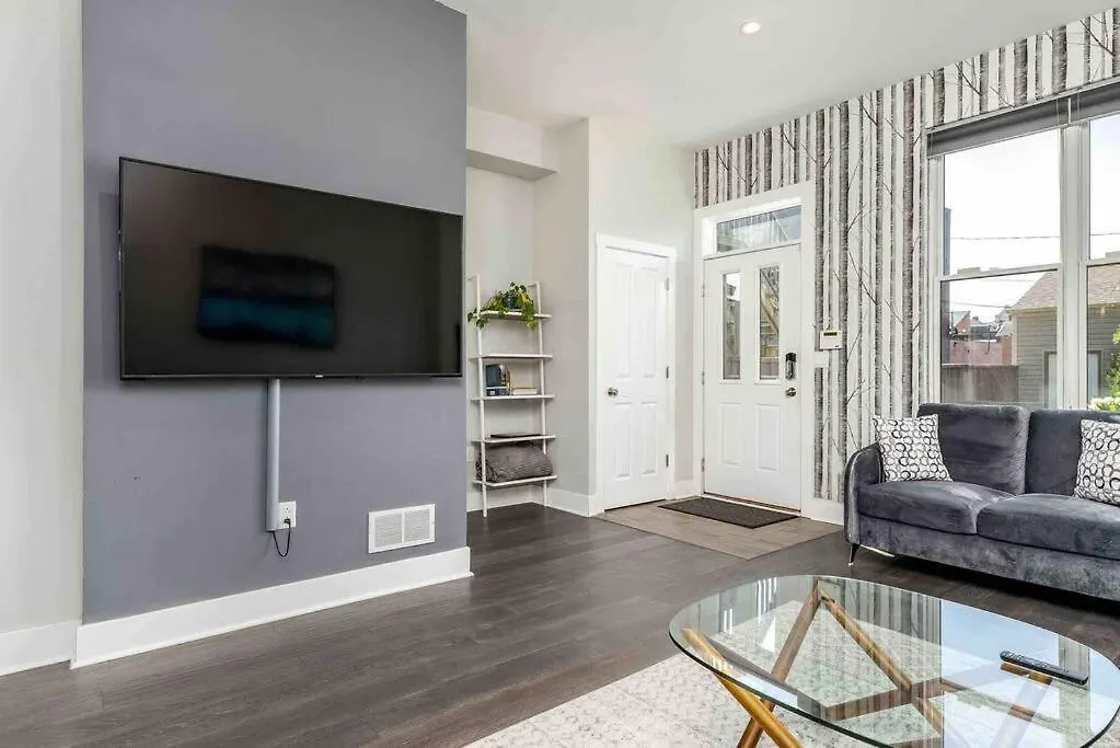 Family-Friendly 4Br Retreat Sleeps 12, Private Yard, Garage, Close To Stadiums, Casino & Downtown ピッツバーグ 別荘