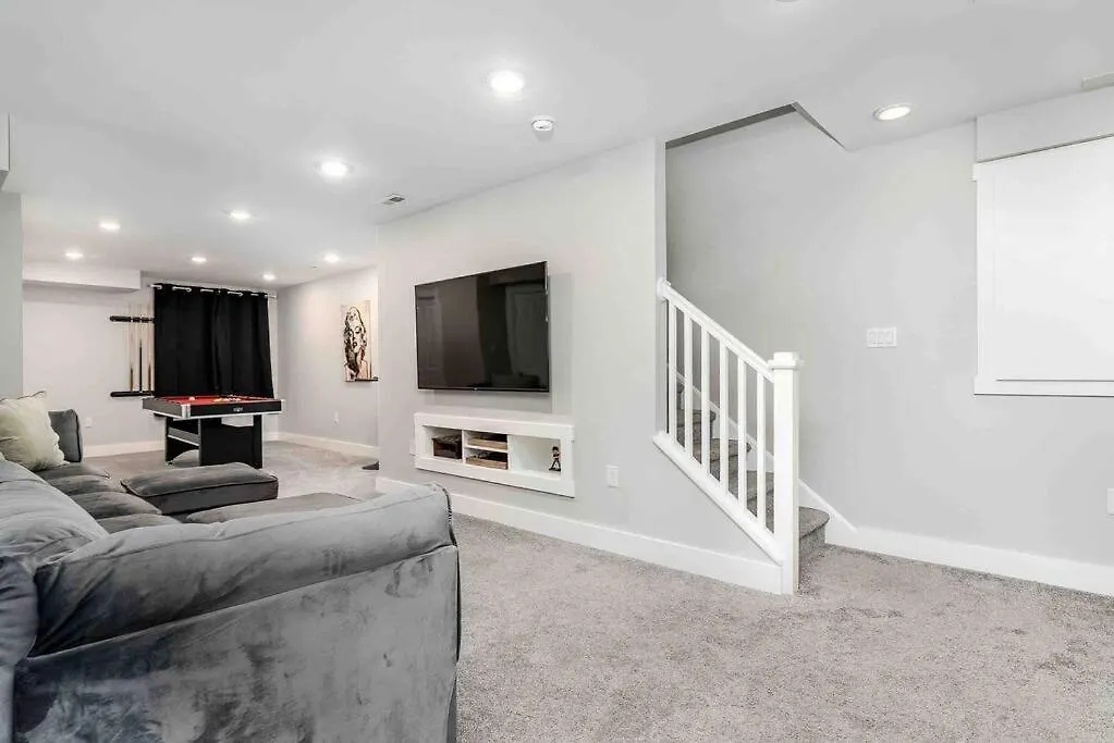 Family-Friendly 4Br Retreat Sleeps 12, Private Yard, Garage, Close To Stadiums, Casino & Downtown ピッツバーグ